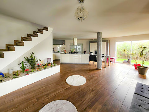   Maison d'architecte - 1200m2 de terrain Maison - 4 pi�ce(s) - 200 m�