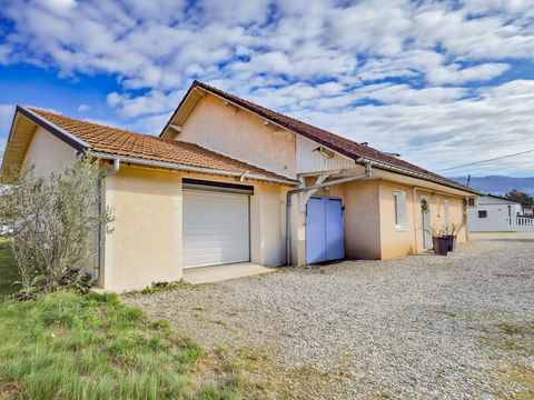   Maison plain-pied offrant environ 158 m2 habitables + garage et abri sur 1950 m2 Maison - 7 pi�ce(s) - 158 m�