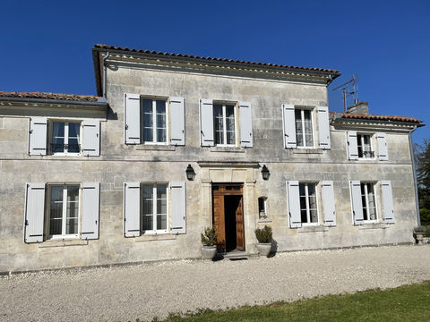   SEGONZAC MAISON SUPERFICIE TOTALE DE 205 M2 GARAGE 67 M2 TERRAIN 2300 M2 DEPENDANCES 180 M2 Propri�t�/ch�teau - 11 pi�ce(s) - 205 m�