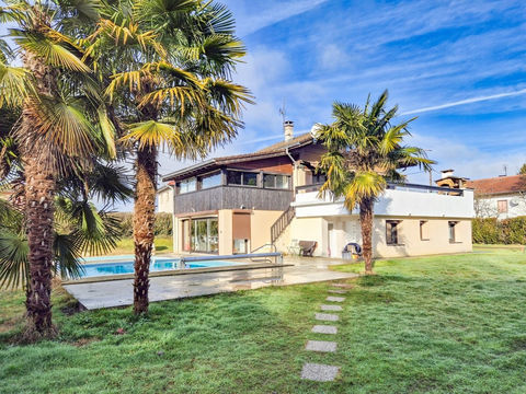   Maison 225 m2 + garage et d�pendance sur 1913 m2 Maison - 10 pi�ce(s) - 225 m�