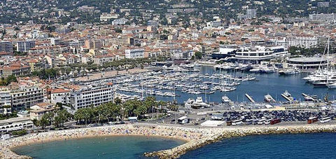 CANNES BAR RESTAURANT DE 55 M2 VUE MER 390000 06400 Cannes