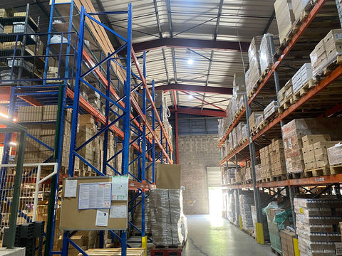 Entrep&ocirc;t / local industriel de 1150m2 avec bureaux, La possession 19000 97419 La possession