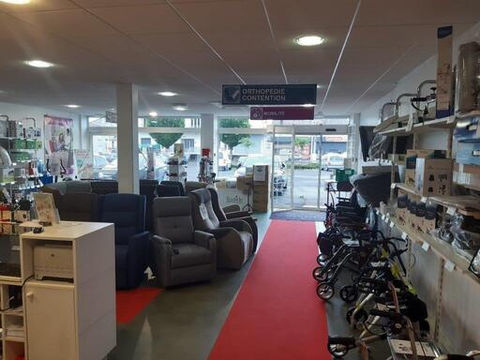 Local commercial 4755 15000 Aurillac