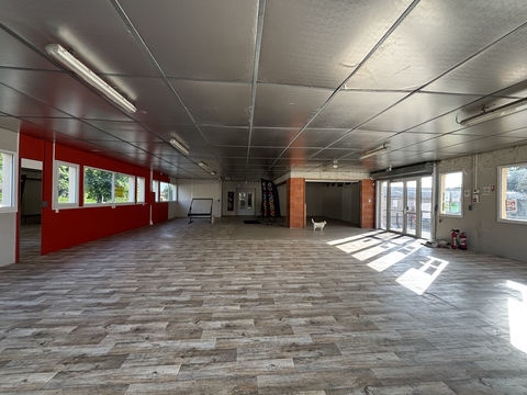 Local commercial &agrave; vendre situ&eacute; &agrave; CHALUS - Emplacement strat&eacute;gique ! 274000 87230 Chalus