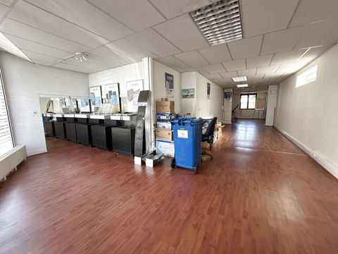 &Agrave; vendre : Local commercial avec bureaux   149 m2   Belle vitrine   Tr&egrave;s bon &eacute;tat   Rez-de-chauss&eacute;e 164400 87000 Limoges