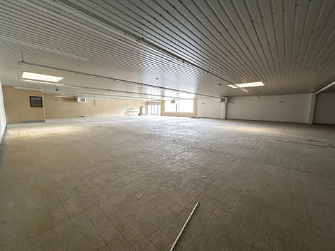 La Souterraine : Local 1000m2 avec grand parking 3695 23300 La souterraine