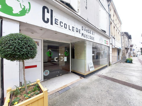 Grand local rue Chalon 450 79400 St maixent l ecole