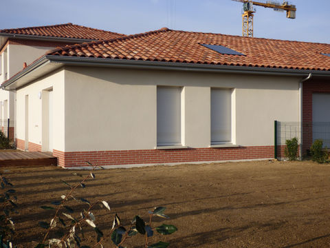   Rare maison 70 m2 avec jardin et 2 garages - Gratentour Maison - 3 pi�ce(s) - 69 m�