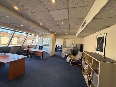 Bureaux lumineux, bien plac&eacute;, &agrave; deux pas du Jean Jaur&egrave;s 75000 30900 Nimes