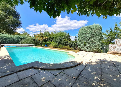   Villa de plain-pied avec piscine et grand jardin arbor� Maison - 4 pi�ce(s) - 100 m�