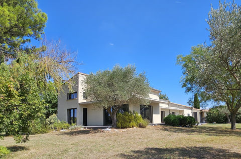   Ensemble immobilier dans un petit coin de Provence Propri�t�/ch�teau - 15 + pi�ce(s) - 370 m�