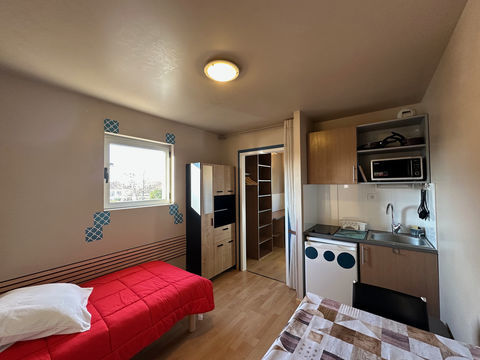   A louer, studio meubl� enti�rement r�nov� dans une r�sidence s�curis�e. Appartement - 1 pi�ce(s) - 16 m�