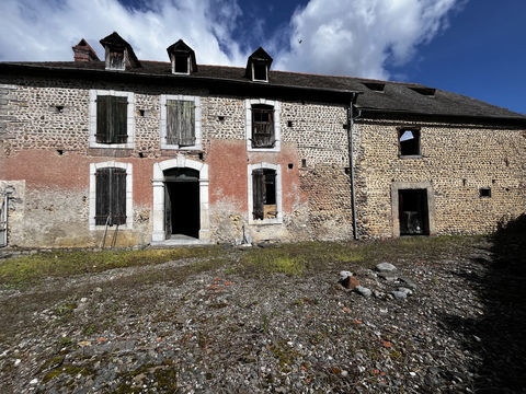   ANCIENNE BIGOURDANE A REHABILITER ENTIEREMENT A 15 MINUTES DE TARBES. Maison - 5 pi�ce(s) - 93 m�