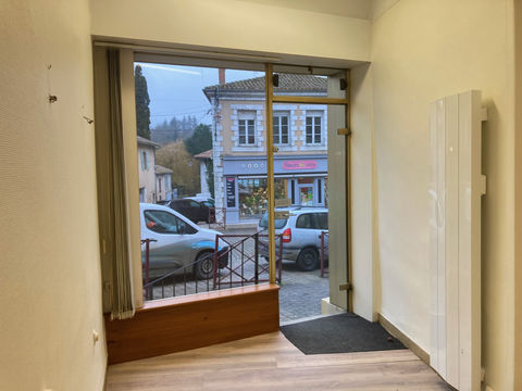 &nbsp; A LOUER, CENTRE CONFOLENS, LOCAL COMMERCIAL 258 16500 Confolens