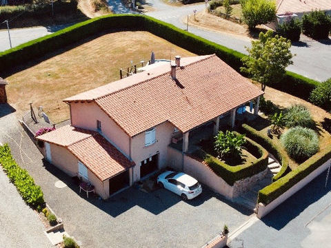   DANS LOTISSEMENT DE CAMPAGNE, PAVILLON DE 1998 IND�PENDANT,  GARAGES, TERRASSE ET TERRAIN. Maison - 7 pi�ce(s) - 188 m�