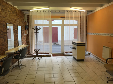en gestion locative : CENTRE ST LAURENT DE CERIS, LOCAL COMMERCIAL 250 16450 St laurent de ceris
