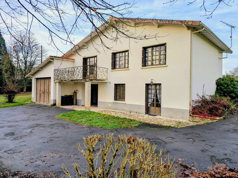   DANS UN VILLAGE, PAVILLON IND�PENDANT SUR SOUS SOL DE 1967, 2 GARAGES, TERRAIN ATTENANT. Maison - 7 pi�ce(s) - 111 m�