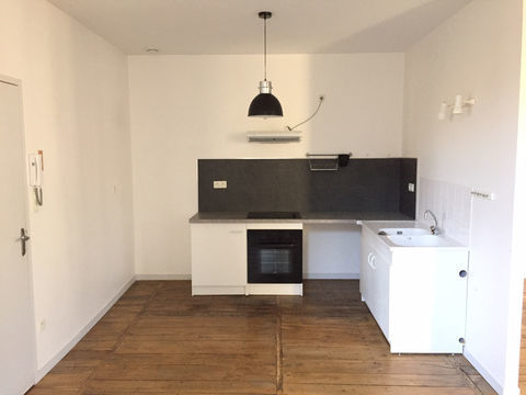   A LOUER : Confolens, Centre , T3, Appt au 2nd �tage. Appartement - 3 pi�ce(s) - 88 m�