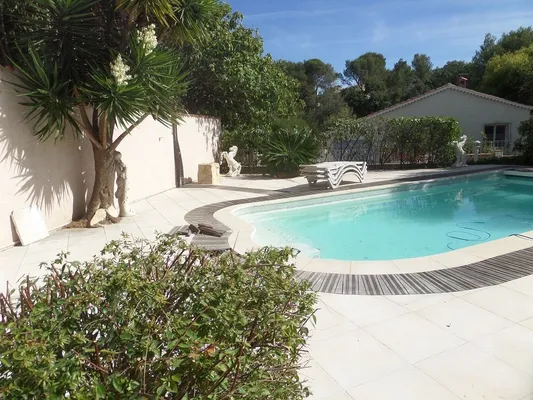   Villa avec piscine, internet et climatisation. Piscine privée - Télévision - Balcon - Lave vaisselle - Lave linge . . . Provence-Alpes-Côte d'Azur, La Seyne-sur-Mer (83500)