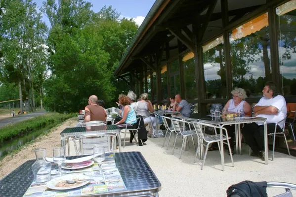   Terres de France - Moncontour Active Park Télévision - Terrasse - Vue campagne - Salon jardin - Jeux jardin . . . Poitou-Charentes, Moncontour (86330)