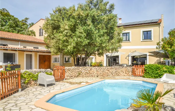   Location prestige avec piscine privée Piscine couverte - Piscine privée - Bain à remous - Alimentation < 500 m - Télévision . . Languedoc-Roussillon, Fleury (11560)