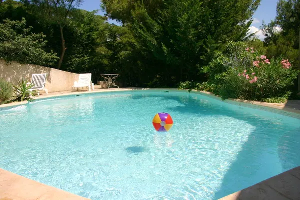   Villa à 2 km de la plage pour 8 pers. avec piscine à Hyères Piscine privée - Plage < 2 km - Vue mer - Télévision - Terrasse . . Provence-Alpes-Côte d'Azur, Hyères (83400)