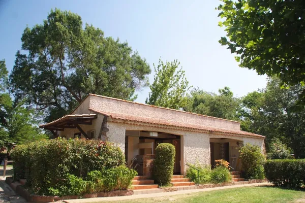   Flower Camping du Moulin des Iscles - Lodge sur pilotis Confort 34m² 2 chambres + terrasse couverte sur pilotis Piscine collecti Provence-Alpes-Côte d'Azur, Roquebrune-sur-Argens (83520)