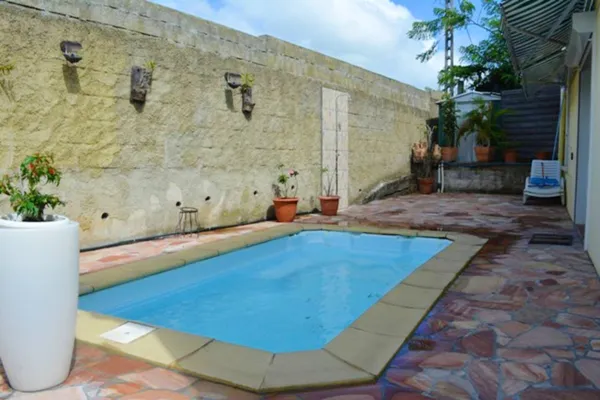   Exceptionnelle villa avec piscine Piscine privée - Télévision - Terrasse - Vue montagne - place de parking en extérieur . . . DOM-TOM, Sainte-Luce (97228)