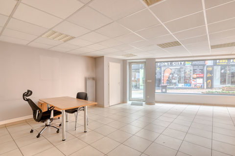 LOCAL COMMERCIAL (ENV. 155 m2 AU TOTAL) 122000 38230 Pont de cheruy