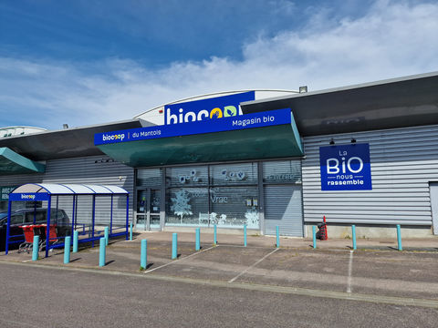 Local 813m2 - Enti&egrave;rement r&eacute;nov&eacute; - passage 15 000 voitures/jour 6437 78840 Freneuse