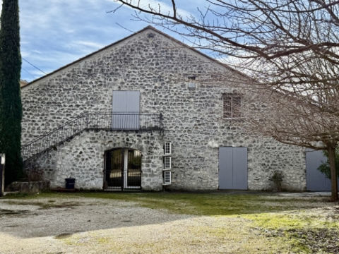 Bureaux &agrave; vendre &agrave; Pierrelatte centre   B&acirc;tisse en pierre avec parking et fort potentiel 325000 26700 Pierrelatte