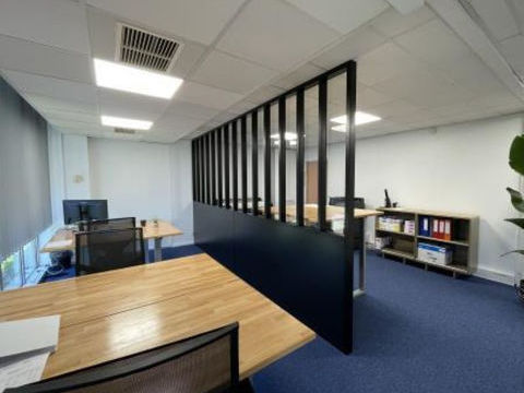 Bureaux &agrave; LOUER 1516 33700 Merignac
