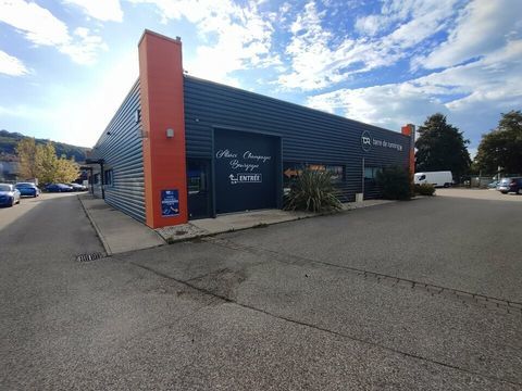 LOCAL COMMERCIAL &agrave; LOUER 2075 38300 Bourgoin jallieu