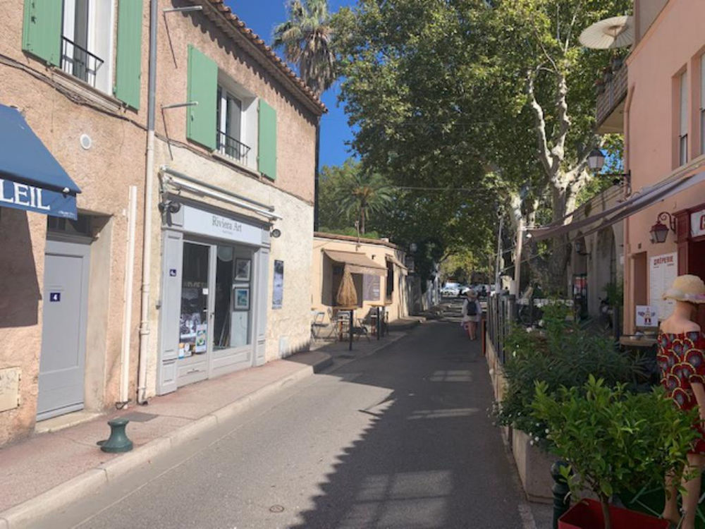   83 au Cœur du village de Saint-Tropez à 2 pas de la Place des Lices, boutique dépôt vente de Luxe de 70m2. 