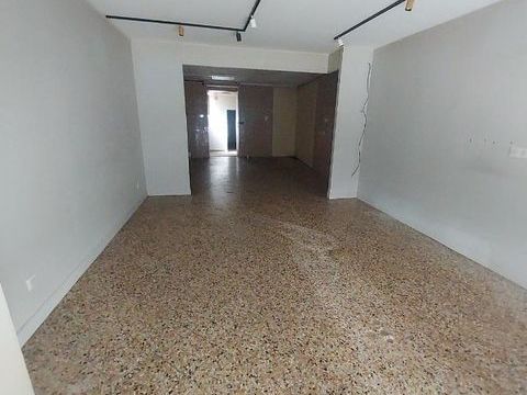 &Agrave; louer, local commercial situ&eacute; dans une rue passante... 1020 71000 Macon