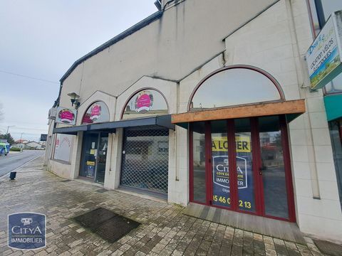 A louer &agrave; l'ann&eacute;e - CENTRE VILLE La Tremblade Local c... 744 17390 La tremblade