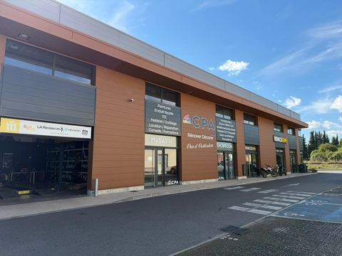 Local commercial d'environ 215m² - BRIGNOLES - Local ... 3583 83170 Brignoles