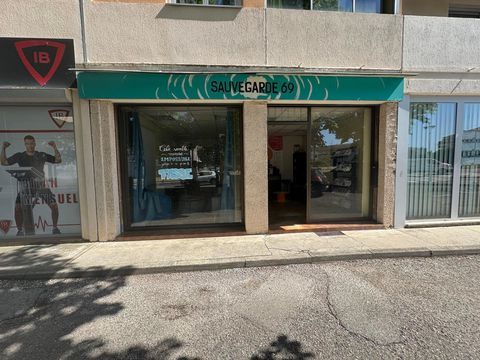 LOCAL - MEYZIEU CENTRE - 50 m2 - Un local situ&eacute; au 95... 885 69330 Meyzieu