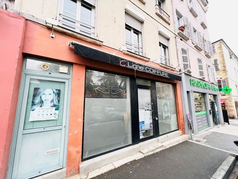 A la location ,Local commercial, id&eacute;alement plac&eacute;, pl... 744 71000 Macon