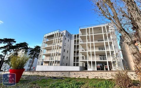 &Agrave; LOUER - RESIDENCE NEUVE : Local professionnel &agrave; Lav... 925 53000 Laval