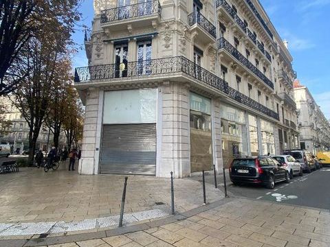 A LOUER // Local commercial b&eacute;n&eacute;ficiant d'un emplacem... 2571 38000 Grenoble