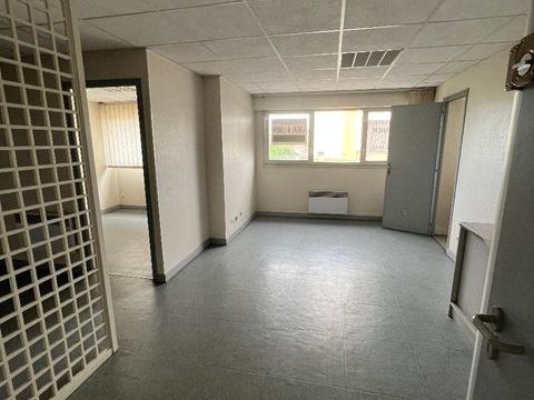 LOCAL BUREAU de 59 m2 - DECINES LE MOLLARD - Un local... 720 69150 Decines