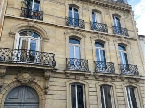 &Agrave; LOUER : Local commercial / ancien h&ocirc;tel particulier... 62000 75116 Paris 16