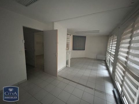 Touques, proche du centre, local professionnel divis&eacute;... 600 14800 Touques