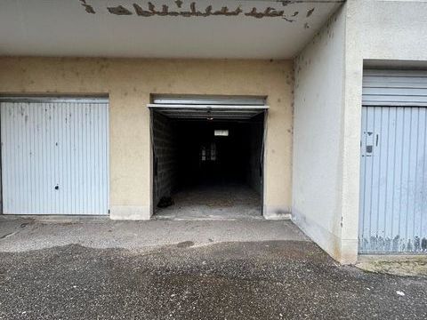 ENTREPOT/GARAGE A LOUER EN SURFACE - Situ&eacute; 18 TER AVE... 350 69150 Decines charpieu - le molard