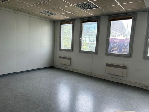 &Agrave; LOUER : D&eacute;couvrez ce local professionnel id&eacute;alement... 252 25200 Montbeliard