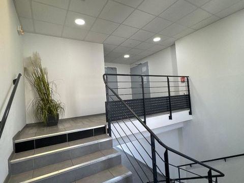 Saint Maximin - Local en zone commerciale au 1er étag... 1321 83470 St maximin la ste baume