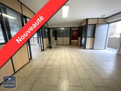 LOCAL PROFESSIONNEL 140m&sup2; id&eacute;alement situ&eacute; - La Posse... 297900 97419 La possession