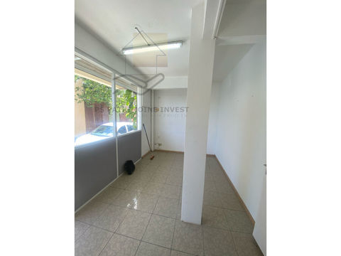 ? &Agrave; LOUER ? Local professionnel 74 m&sup2; id&eacute;al activit&eacute; ... 1280 97160 Le moule