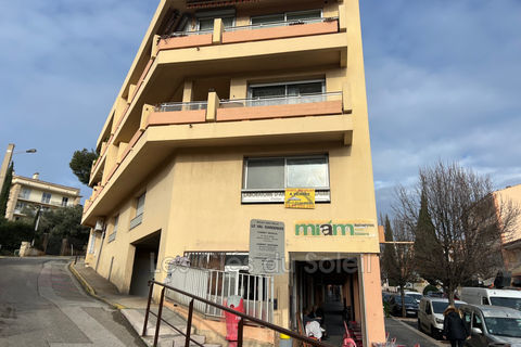 A vendre grand local commercial sur axe principal &agrave; B... 370000 83150 Bandol